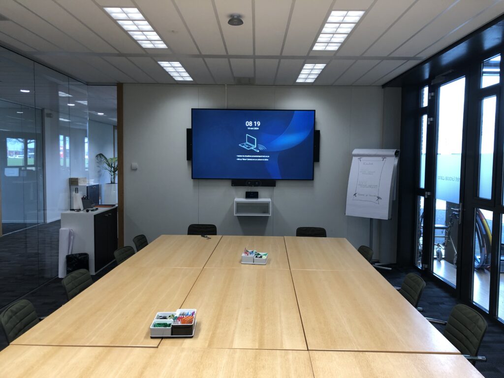 Videoconferentie apparatuur in vergaderruimte