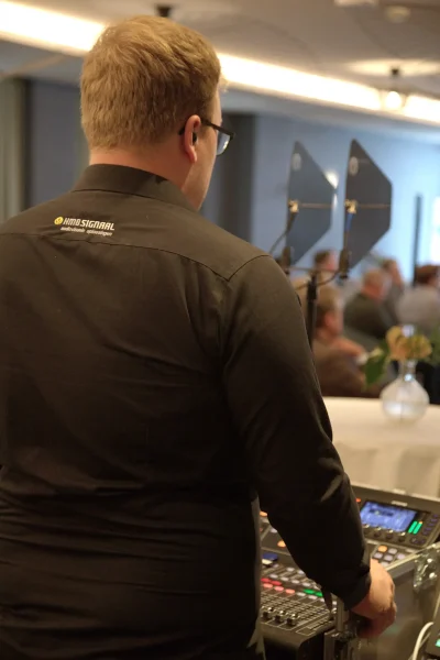 Bediening tijdens een bijeenkomst met audiovisueel apparatuur